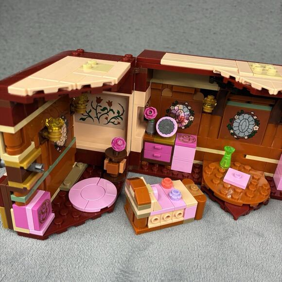 LEGO 75683 Wicked Glinda & Elphaba Dormitory Incomplete Set For Parts - Picture 2 of 9